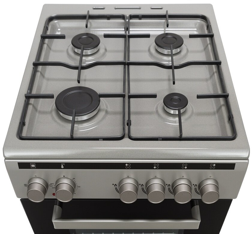 Srebrna kuchenka gazowa z czterema palnikami i pokrętłami.