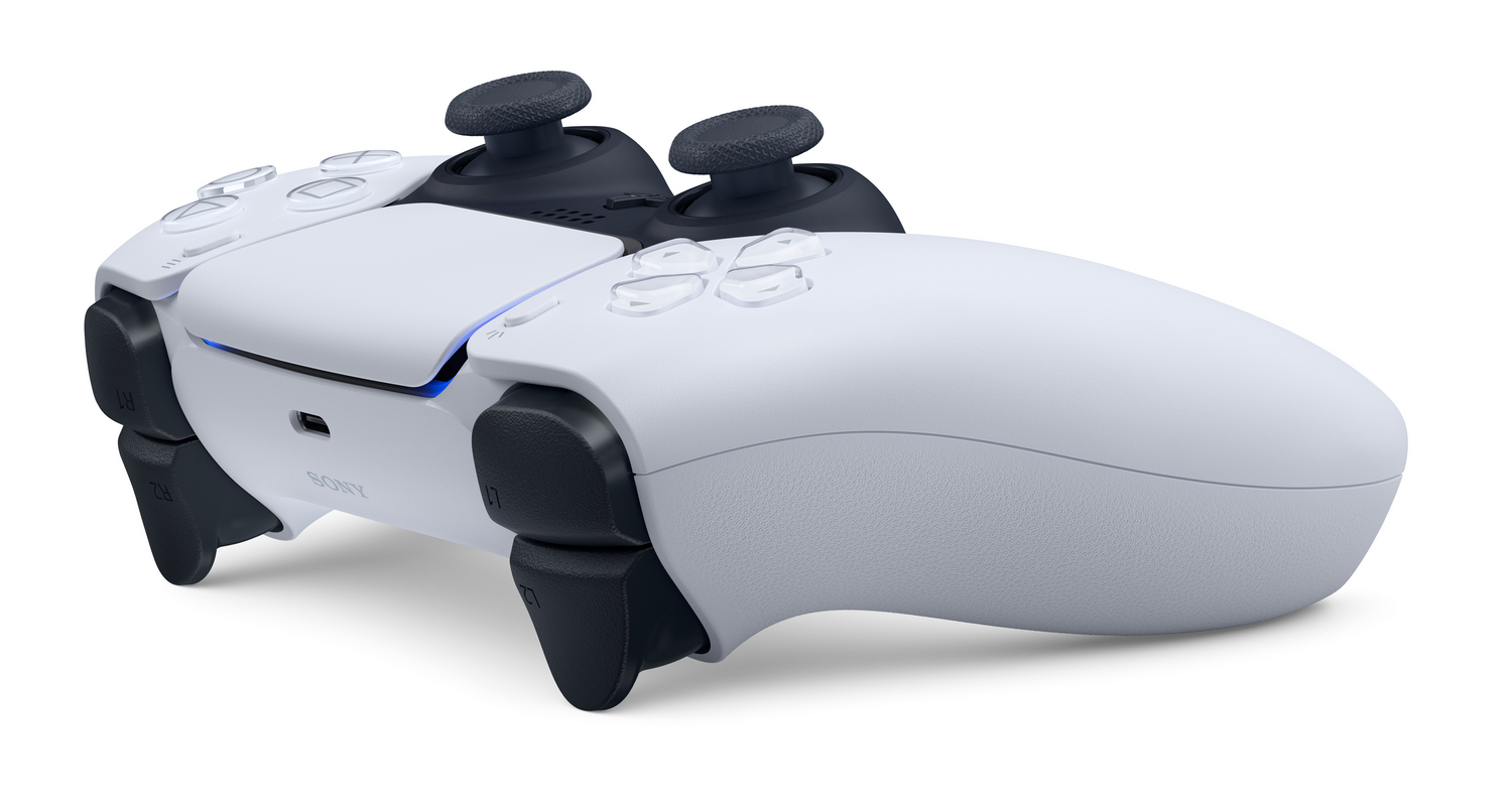Mando blanco de PlayStation 5, toma en ángulo, mostrando botones y palancas.