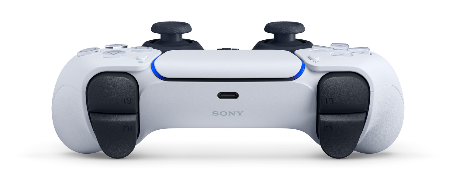 Mando blanco de PlayStation 5, visto desde atrás, con el logo 'SONY'.
