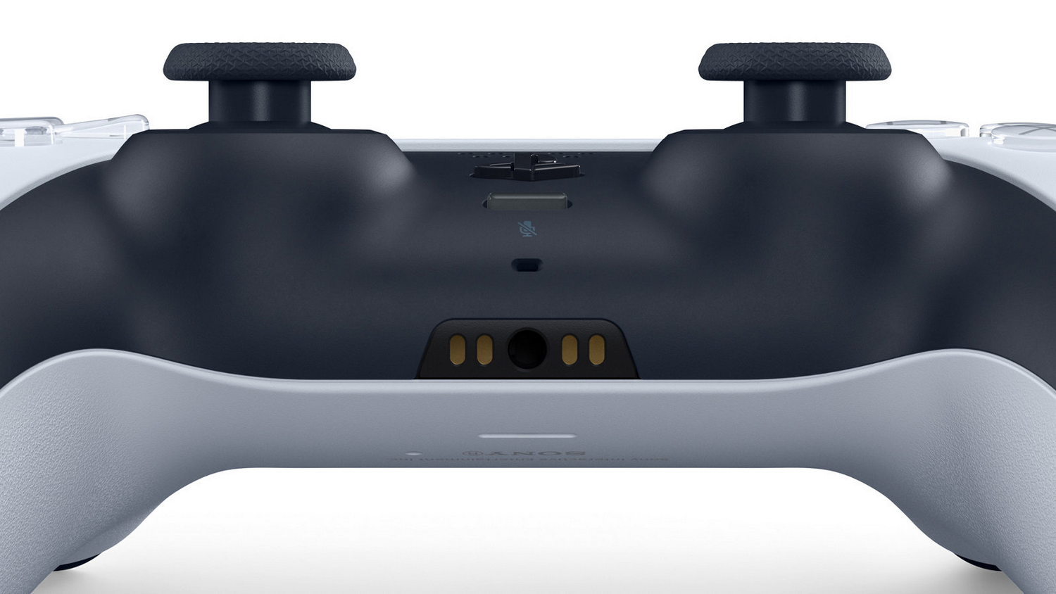 Primer plano de la parte trasera de un mando PS5, que muestra botones, puertos y detalles del diseño.