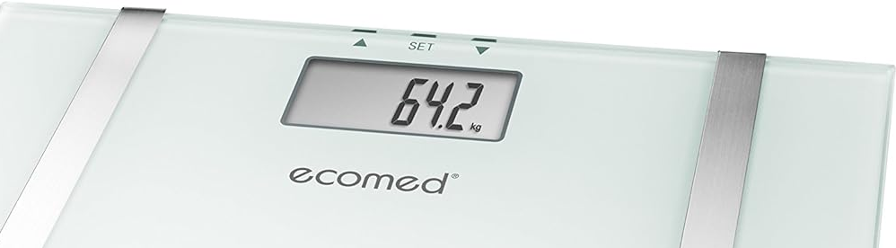 Egy digitális mérleg 64,2 kg-ot mutat. Fehér üvegfelület ezüst fém elemekkel és az ecomed márkával.