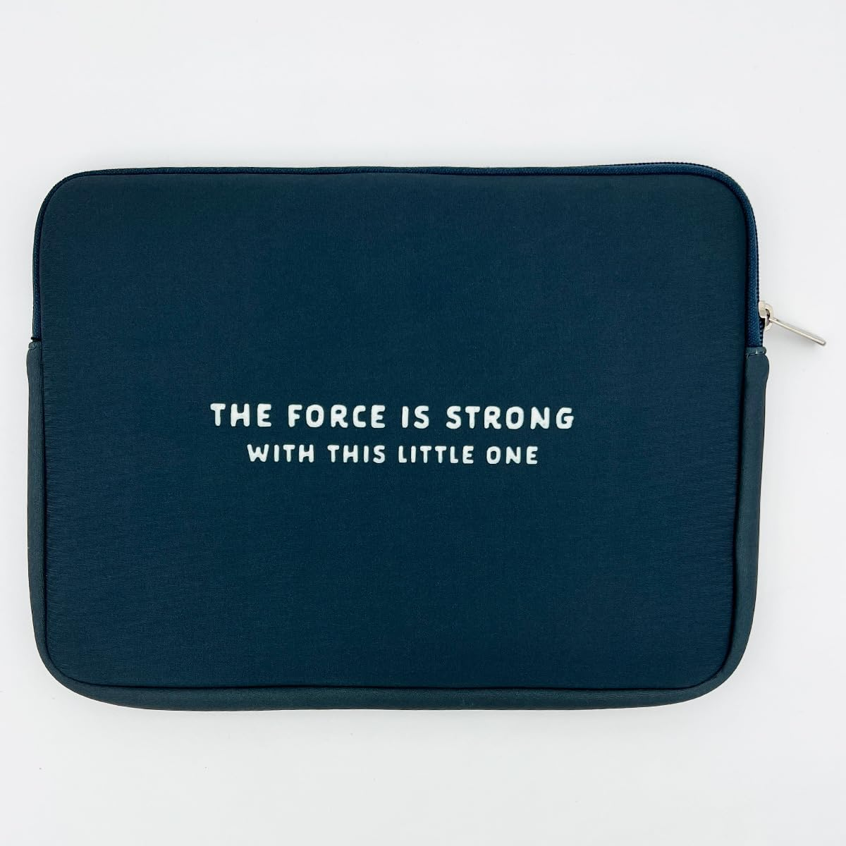 Una funda para portátil azul marino con el texto 'THE FORCE IS STRONG WITH THIS LITTLE ONE' en blanco.