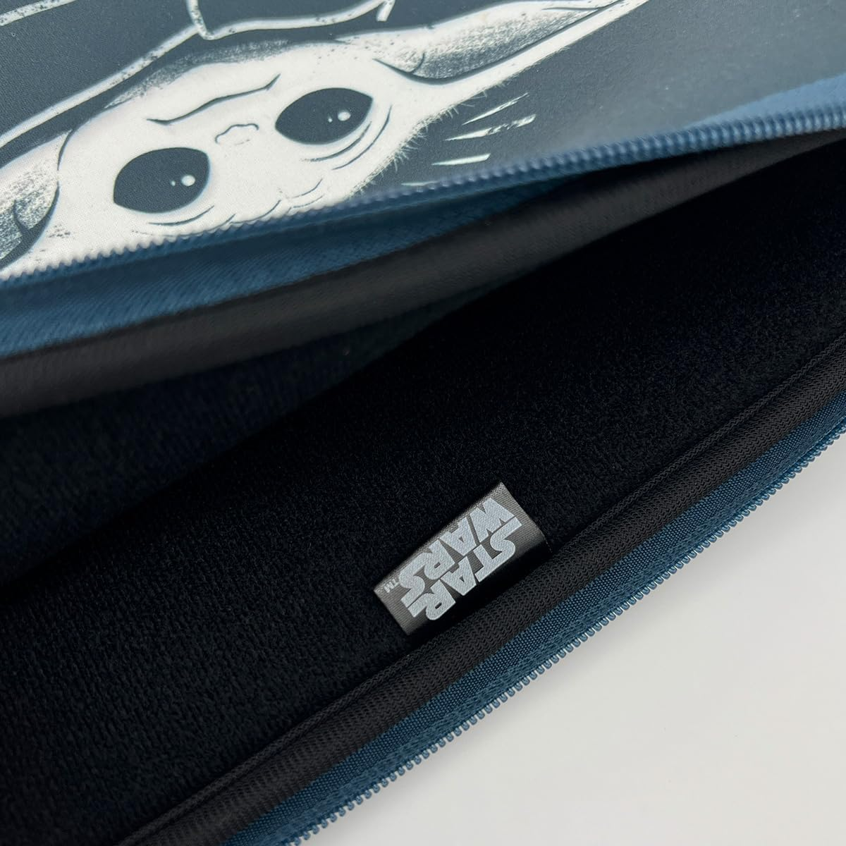 Una funda para portátil de Star Wars que muestra la cara de Grogu.