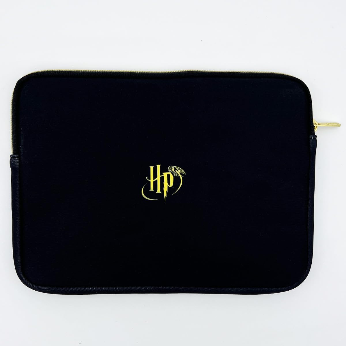 Funda negra para portátil con logo dorado de Harry Potter, sobre blanco.