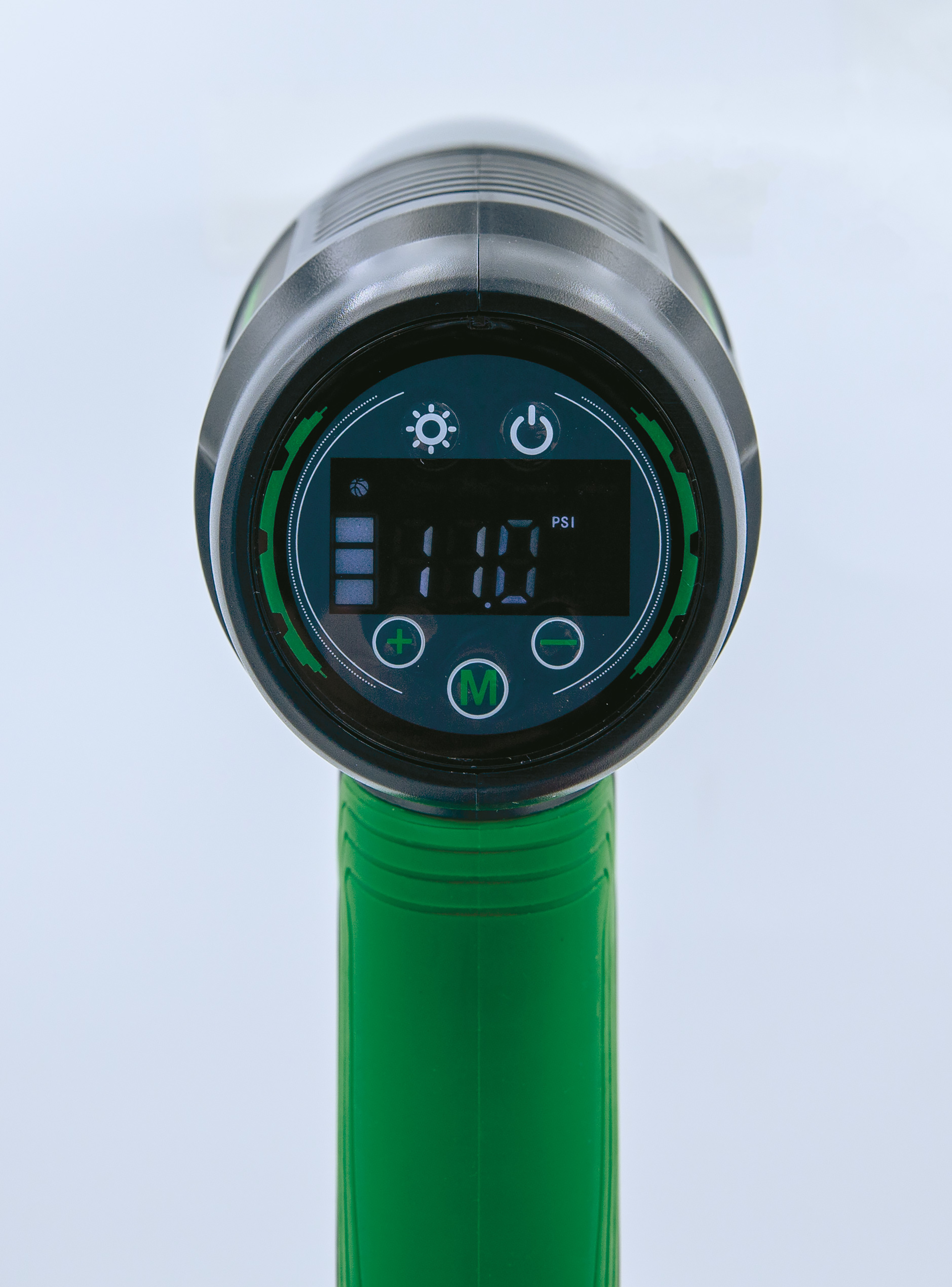 Nahaufnahme einer Luftpumpe mit Digitalanzeige, die den Druck bei 11,0 PSI anzeigt.