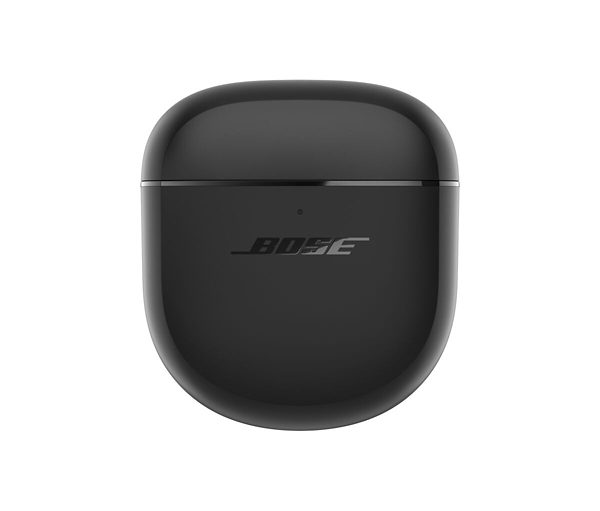 Un estuche de carga Bose negro para auriculares. Tiene el logotipo de Bose en la parte delantera.