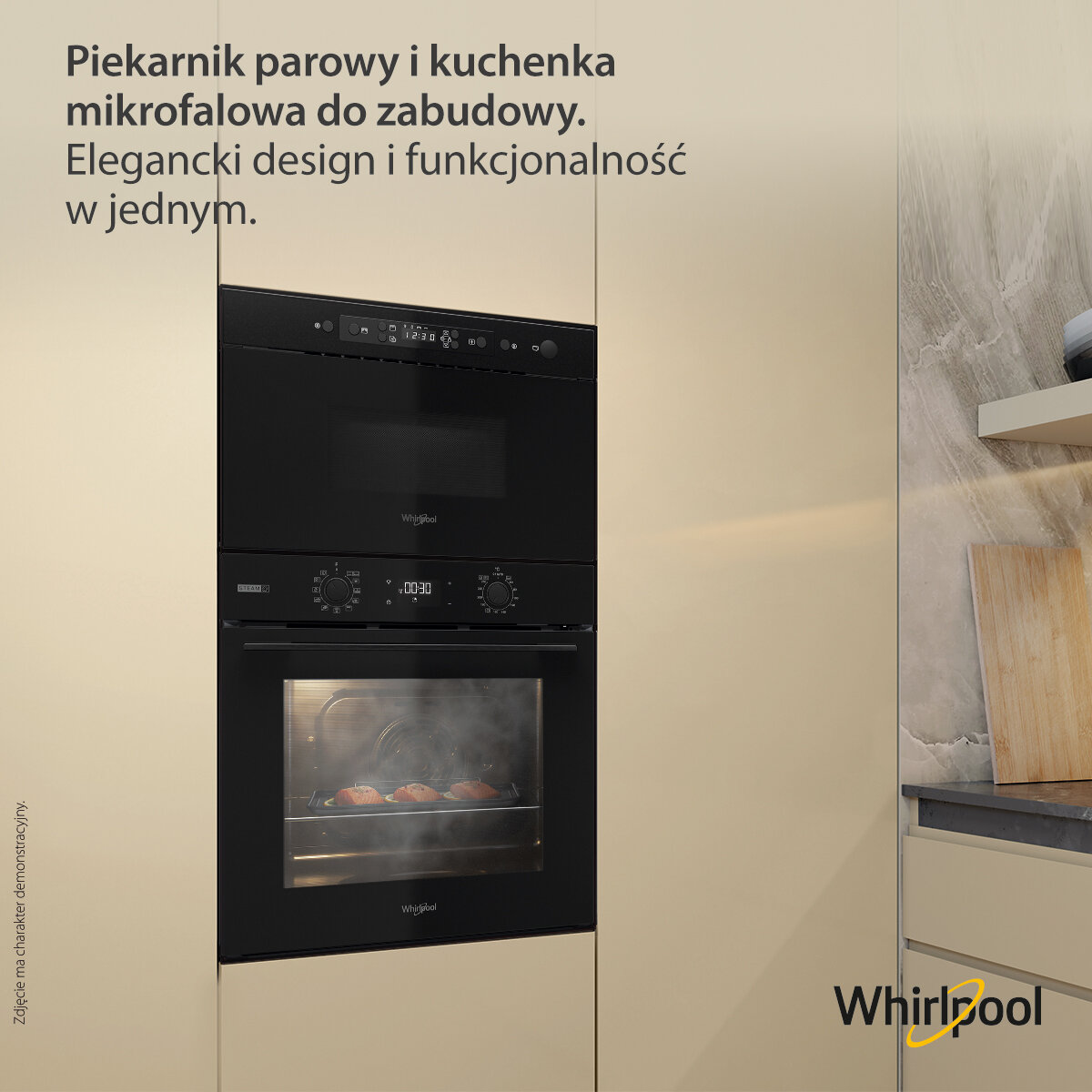 Czarny piekarnik i kuchenka mikrofalowa do zabudowy, z drewnianą deską do krojenia po prawej.