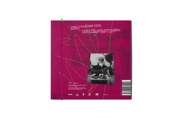 Rückseite eines pinkfarbenen Albums mit Text, Foto und Barcode, mit einigen Linien.
