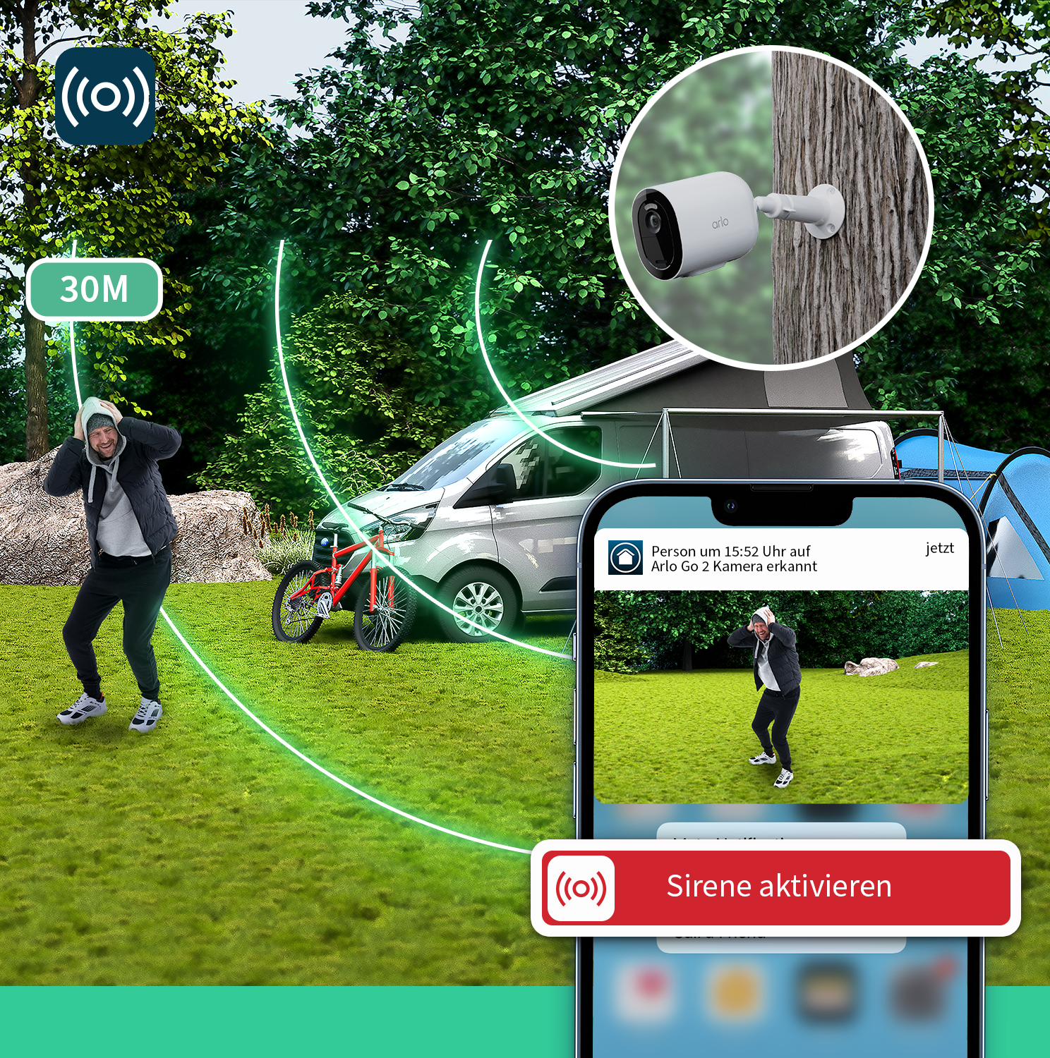 Eine Überwachungskamera an einem Baum, auf dem Bildschirm eines Telefons wird ein Mann aufgezeichnet. Grünes Gras und Bäume.