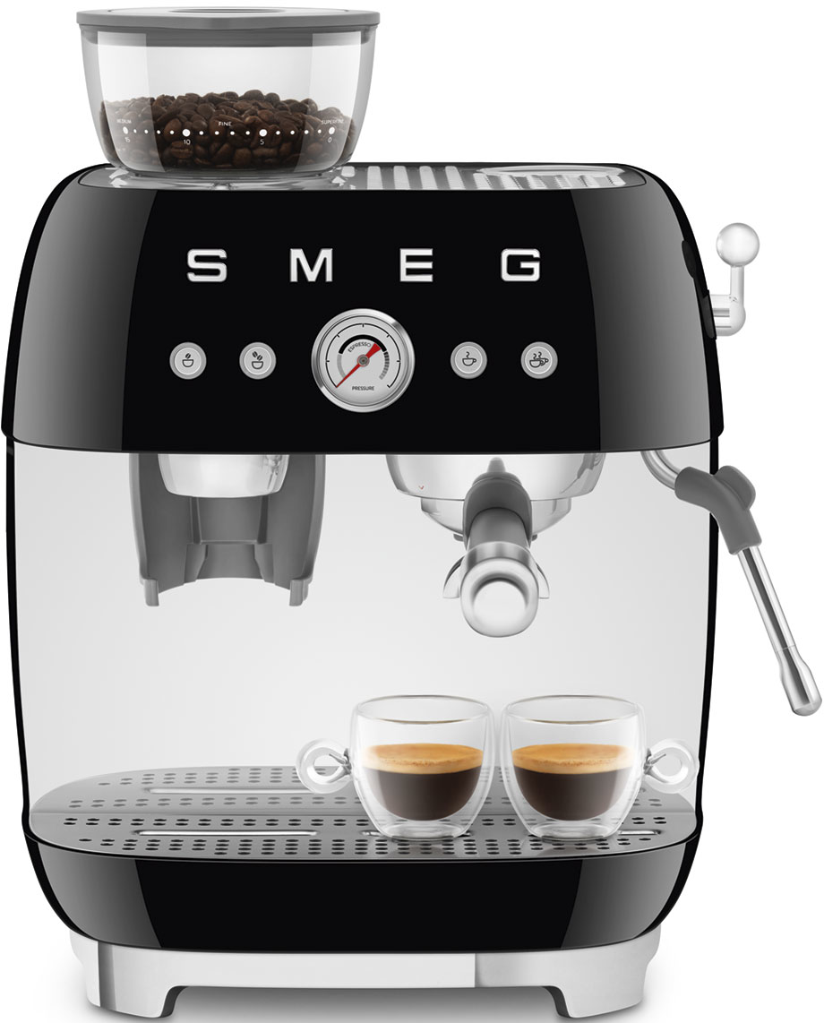 Macchina per caffè espresso Smeg nera e argento con contenitore per chicchi, due tazze di espresso. Sfondo bianco.