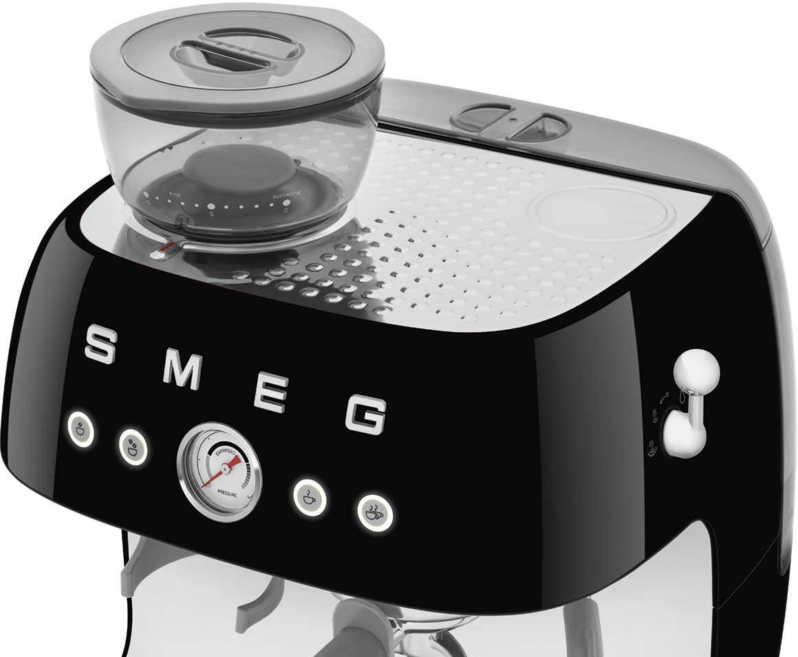 Primo piano di una macchina da caffè espresso Smeg nera e argento. Macinacaffè sopra, manometro e pulsanti visibili.