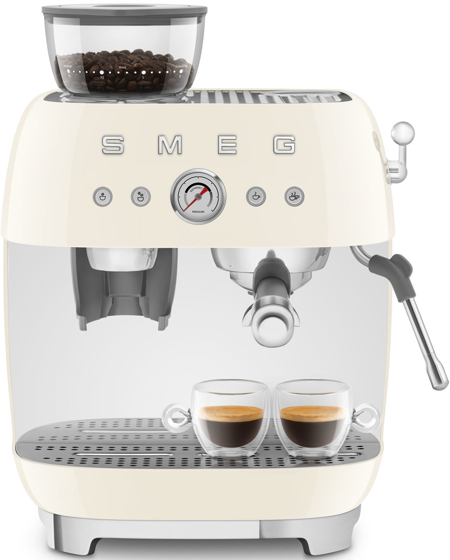 Cremefarbene Espressomaschine mit Kaffeebohnenbehälter und zwei Espressotassen. Ein Manometer ist sichtbar.