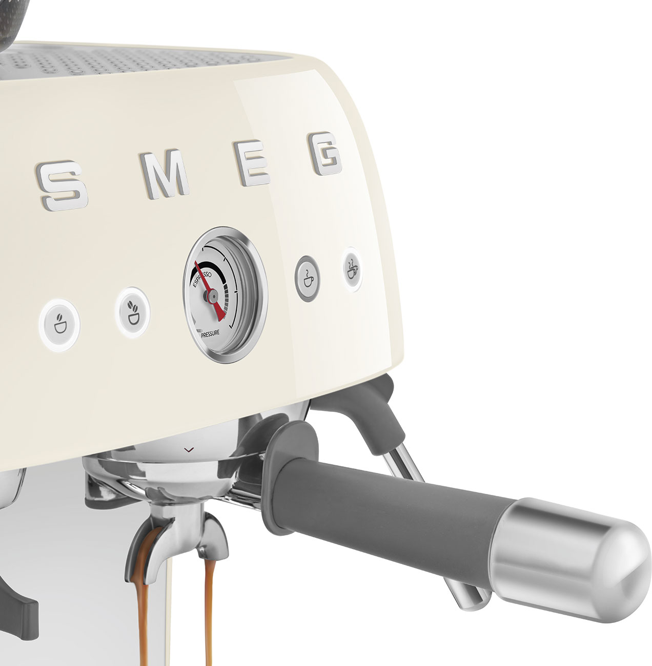 Nahaufnahme einer cremefarbenen Espressomaschine mit Manometer und grauem Griff.