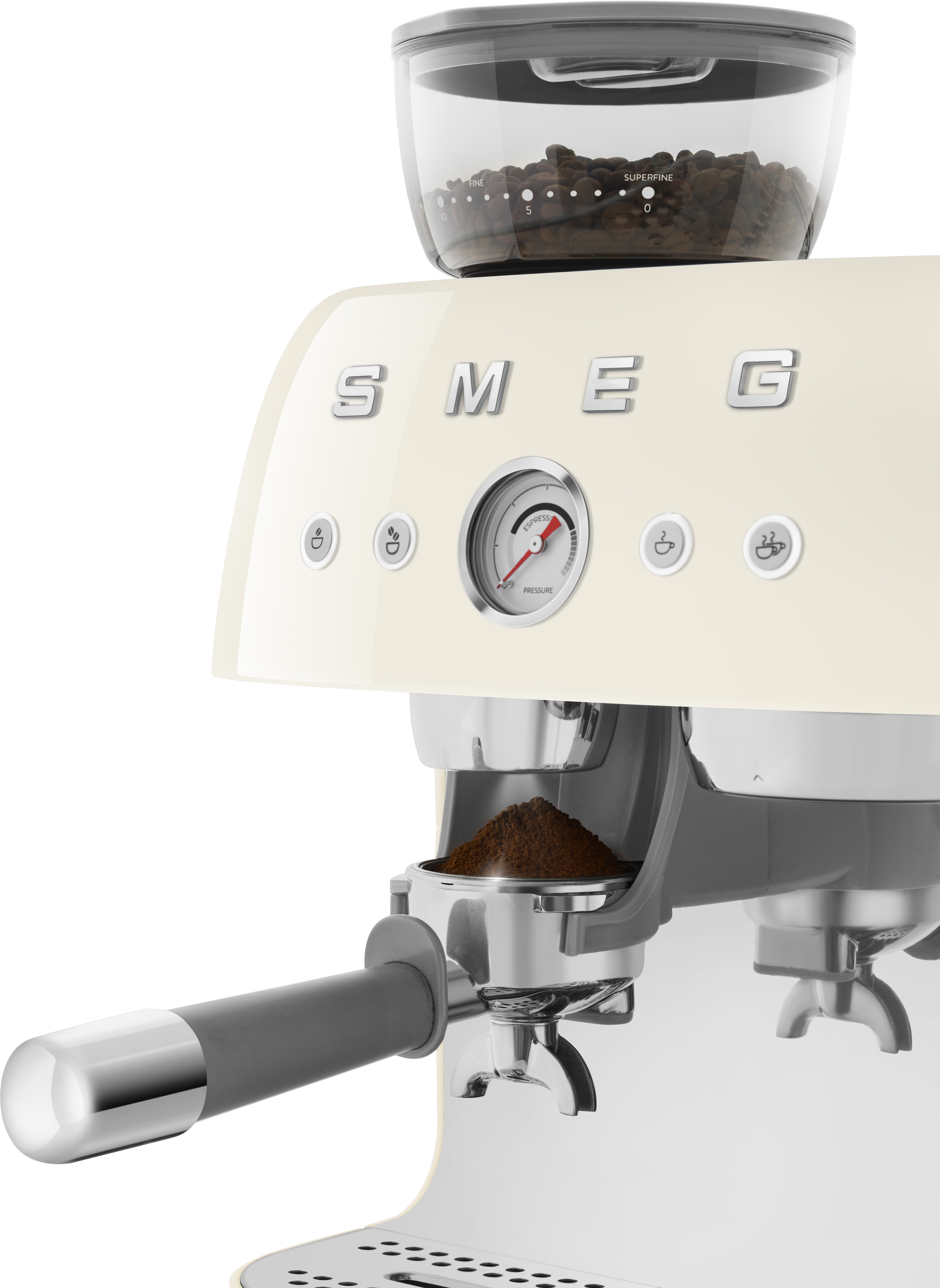 Cremefarbene Smeg Espressomaschine mit Mühle, gemahlener Kaffee im Siebträger.