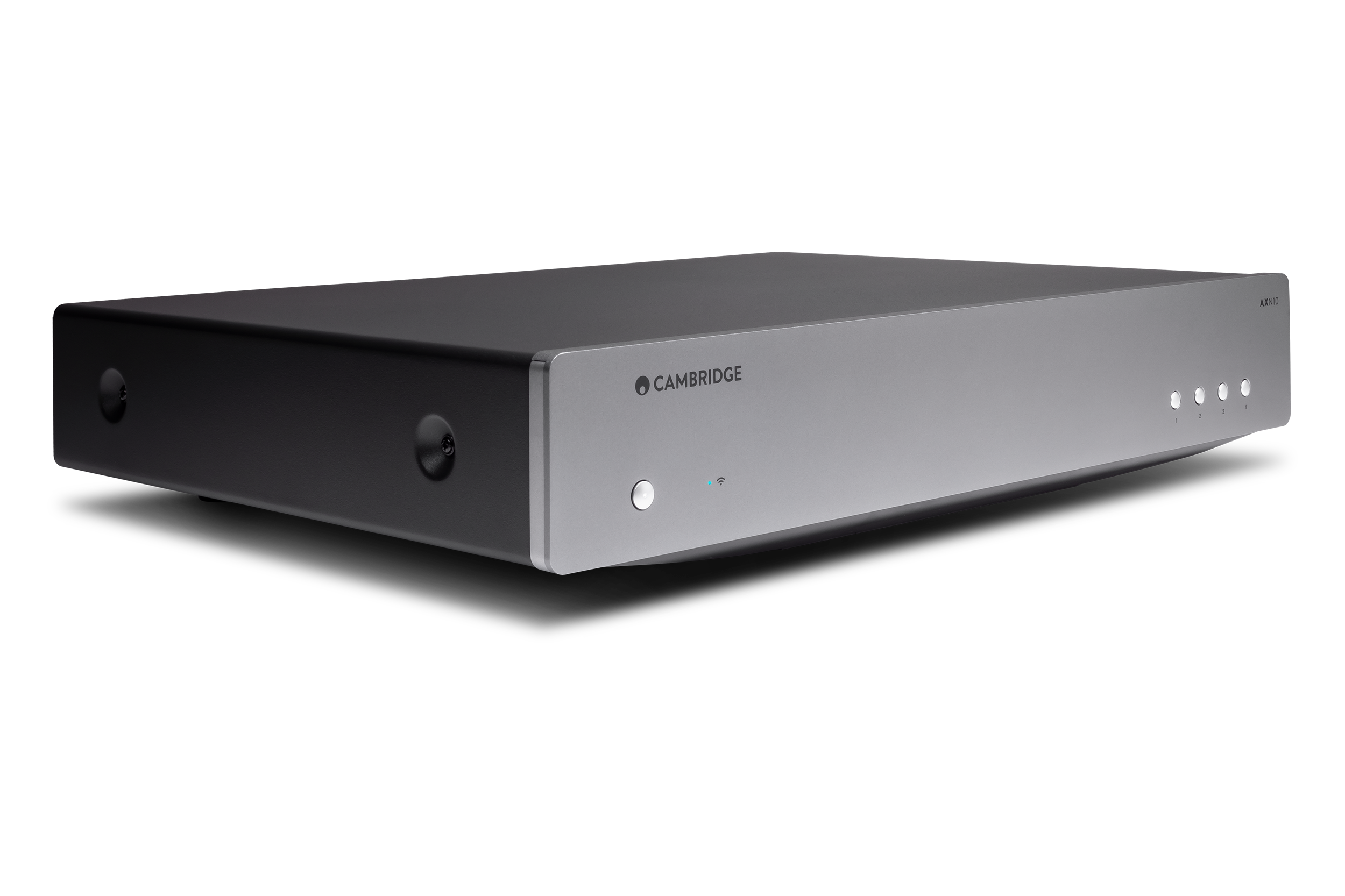 Schwarzer und silberner Cambridge Audio-Receiver auf schwarzem Hintergrund, mit dem Cambridge-Logo.