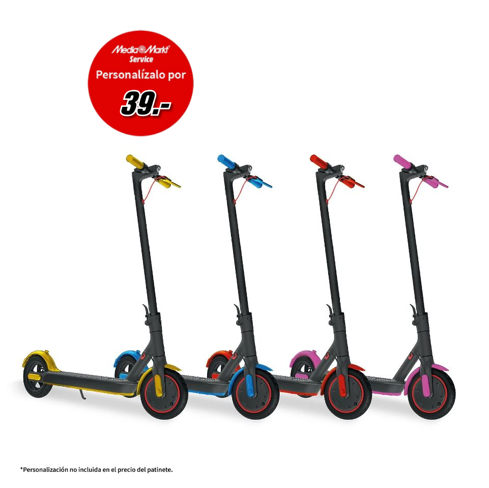 Cuatro patinetes con la marca Media Markt. Los patinetes son amarillos, azules, rojos y rosas.