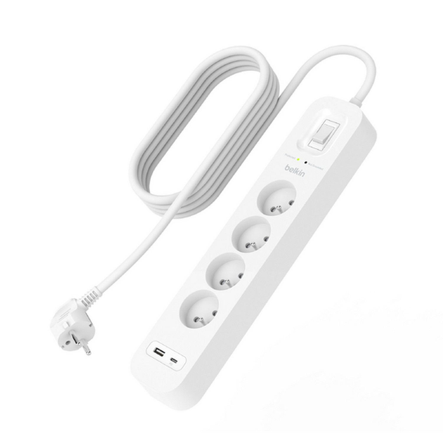 Witte Belkin stekkerdoos met vier stopcontacten, een schakelaar en een USB-C poort, op een witte achtergrond.