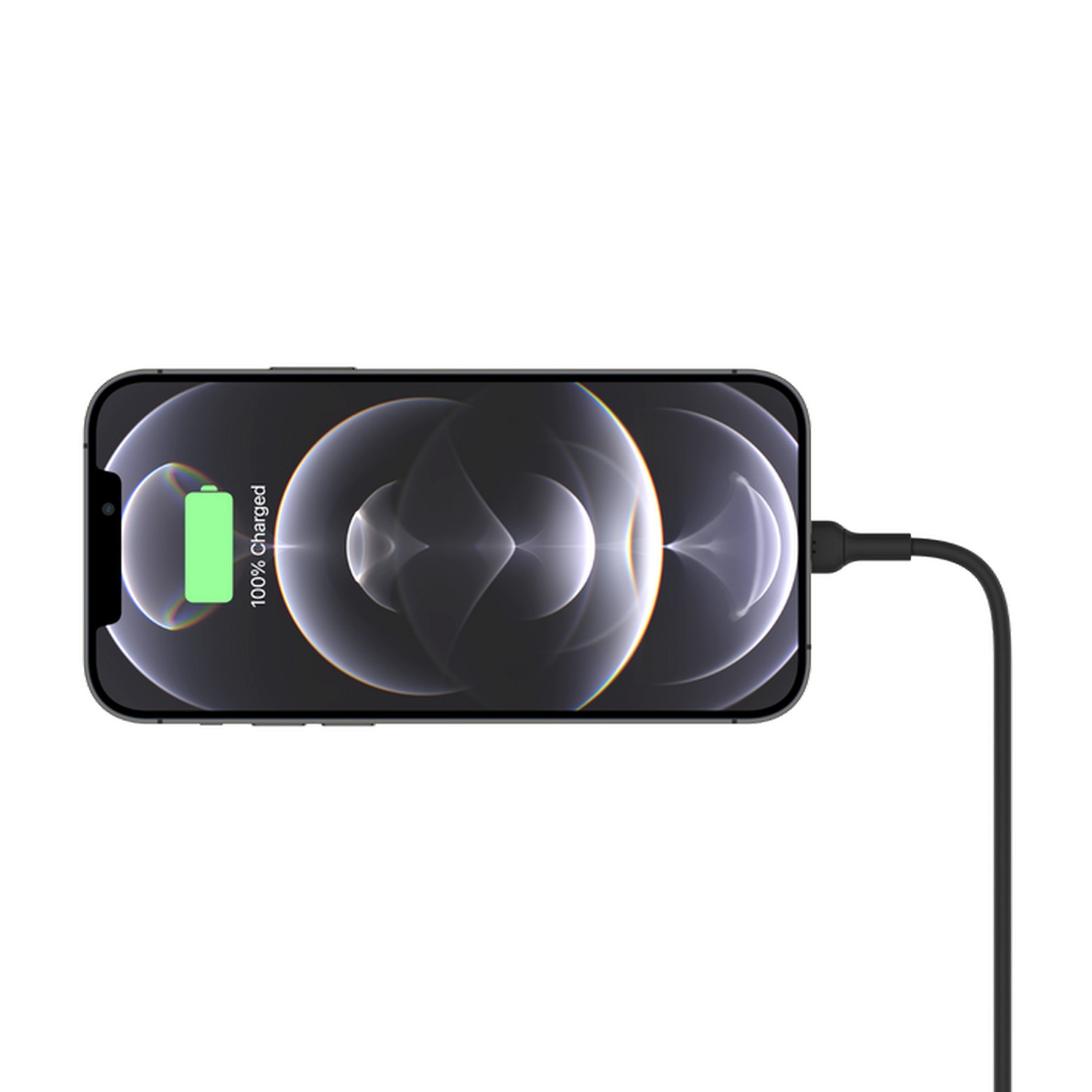 iPhone noir en charge avec un câble noir. L'écran du téléphone affiche 100% chargé.
