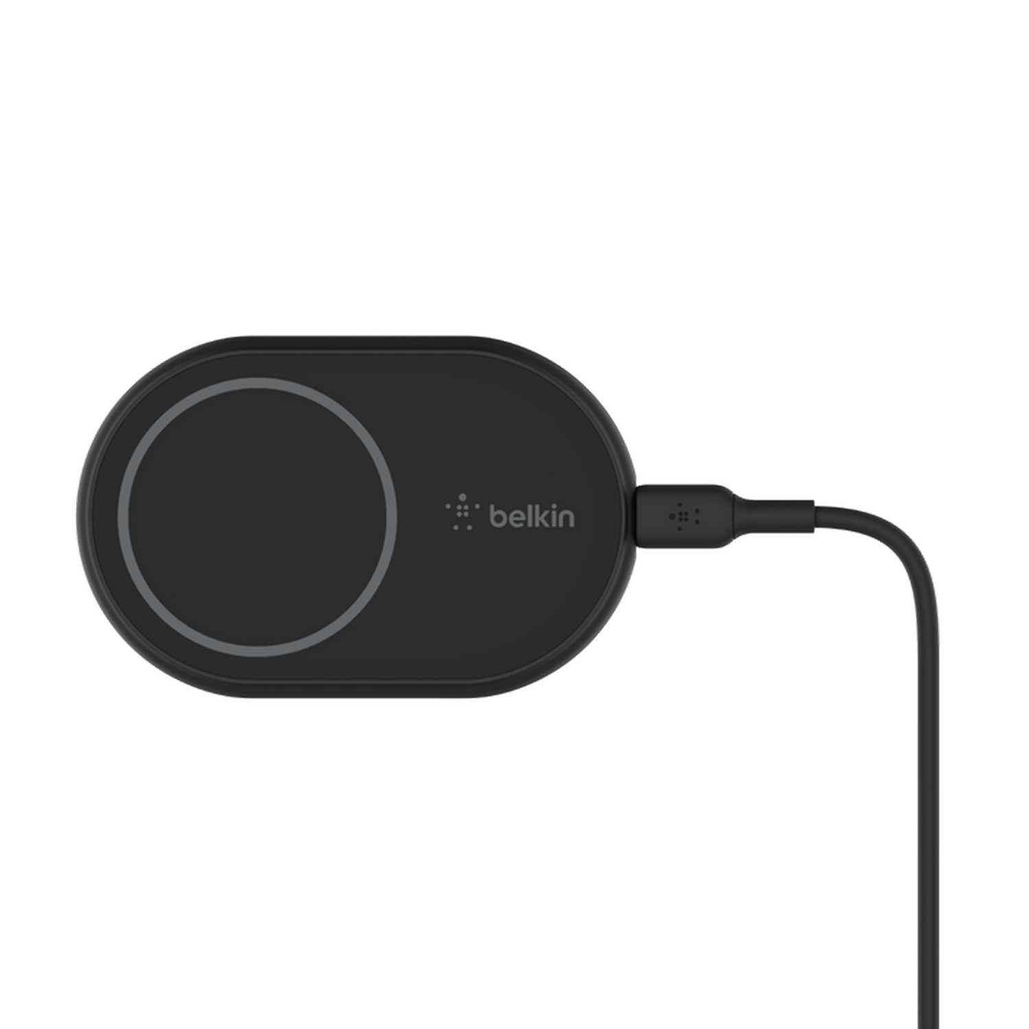 Chargeur sans fil noir avec un câble, avec un cercle central et le logo Belkin.