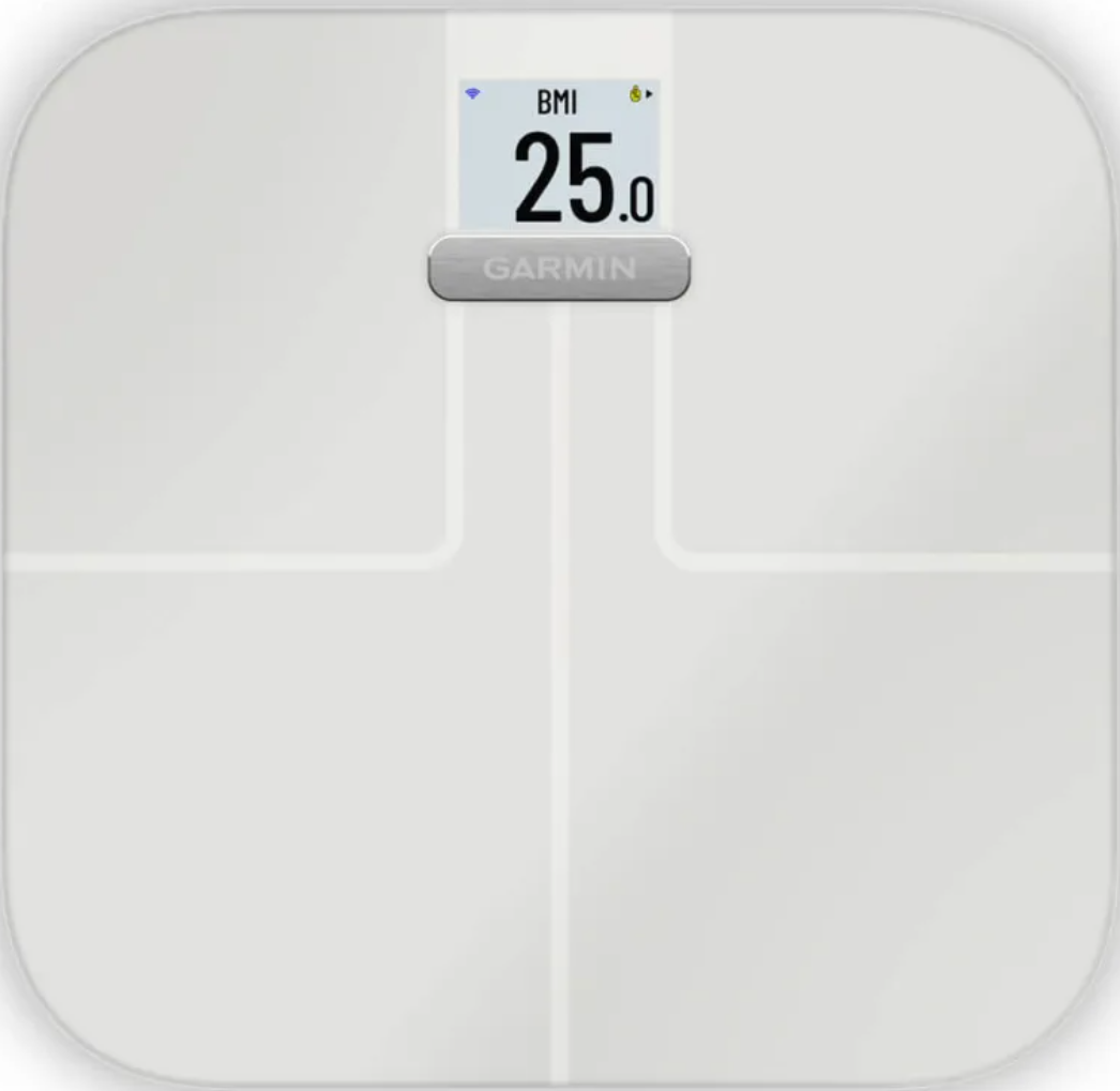 Una bilancia bianca che mostra IMC 25.0 e un logo Garmin, con uno sfondo chiaro.
