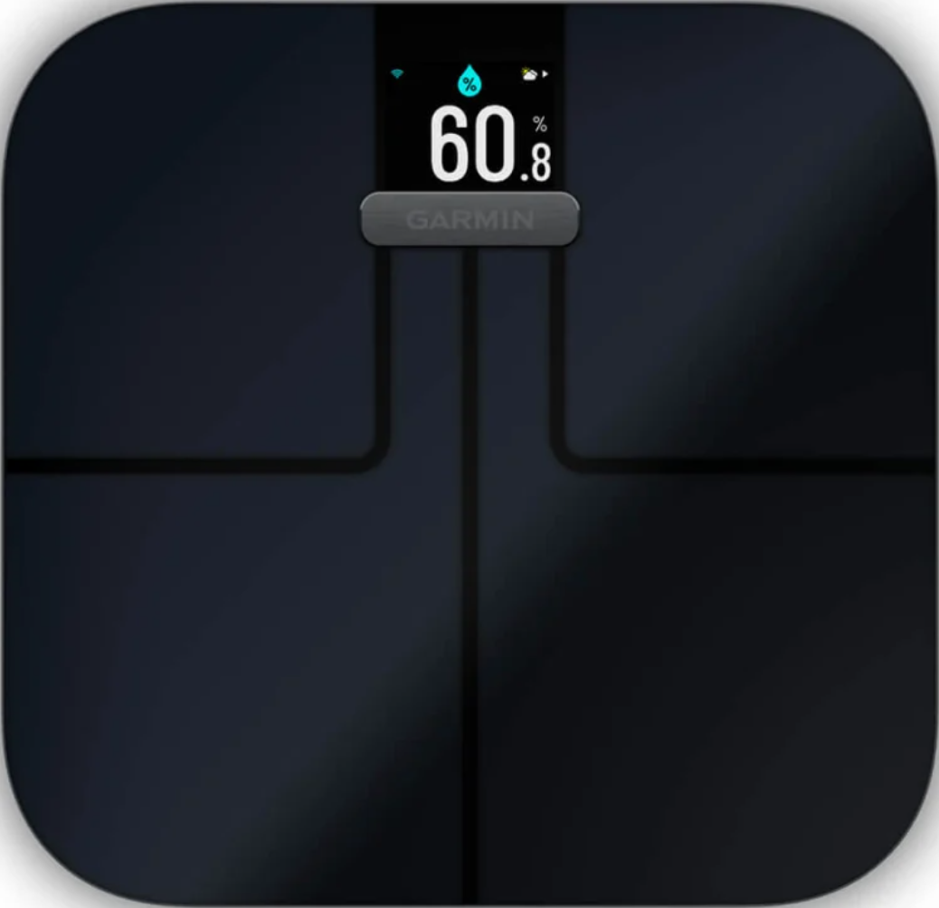 Una bilancia digitale nera che mostra 60,8 e un logo Garmin.