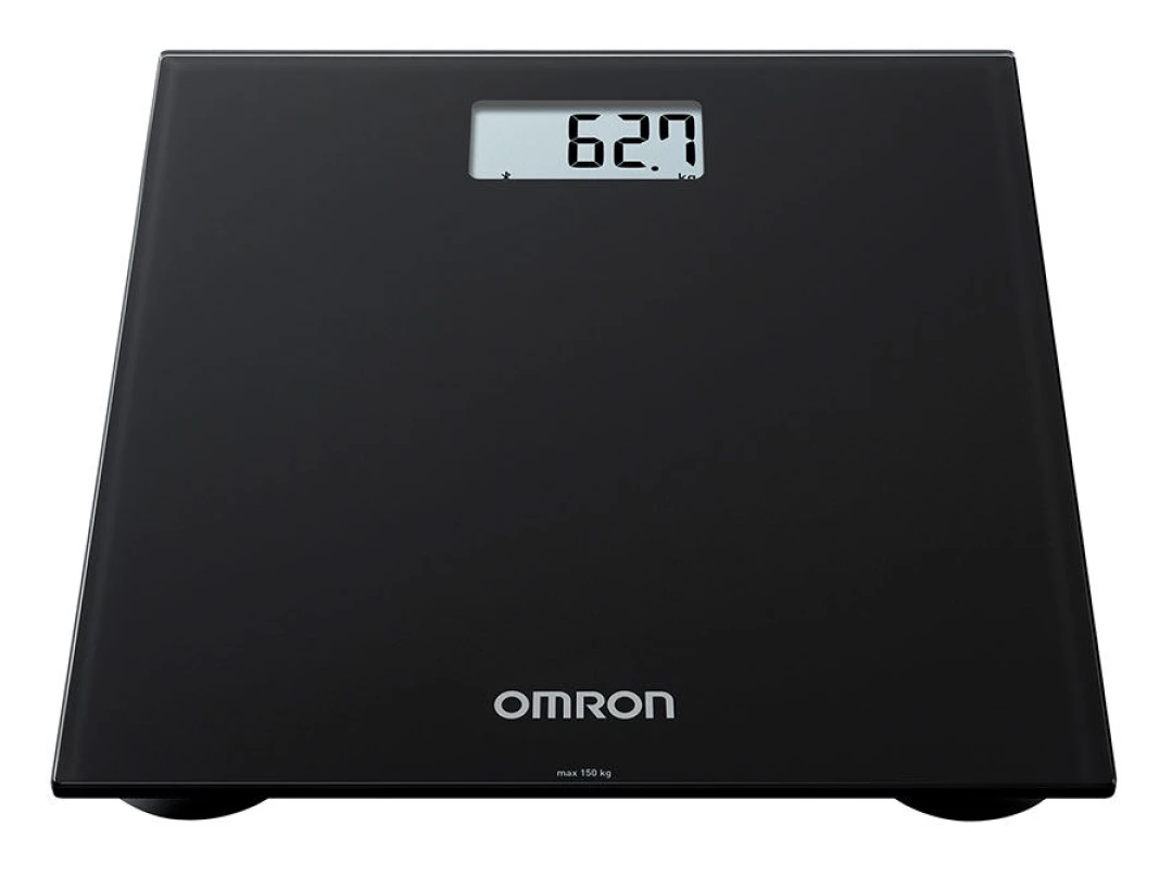 Fekete digitális mérleg, amely 62,7 kg-ot mutat. Az 'OMRON' márkanév látható.