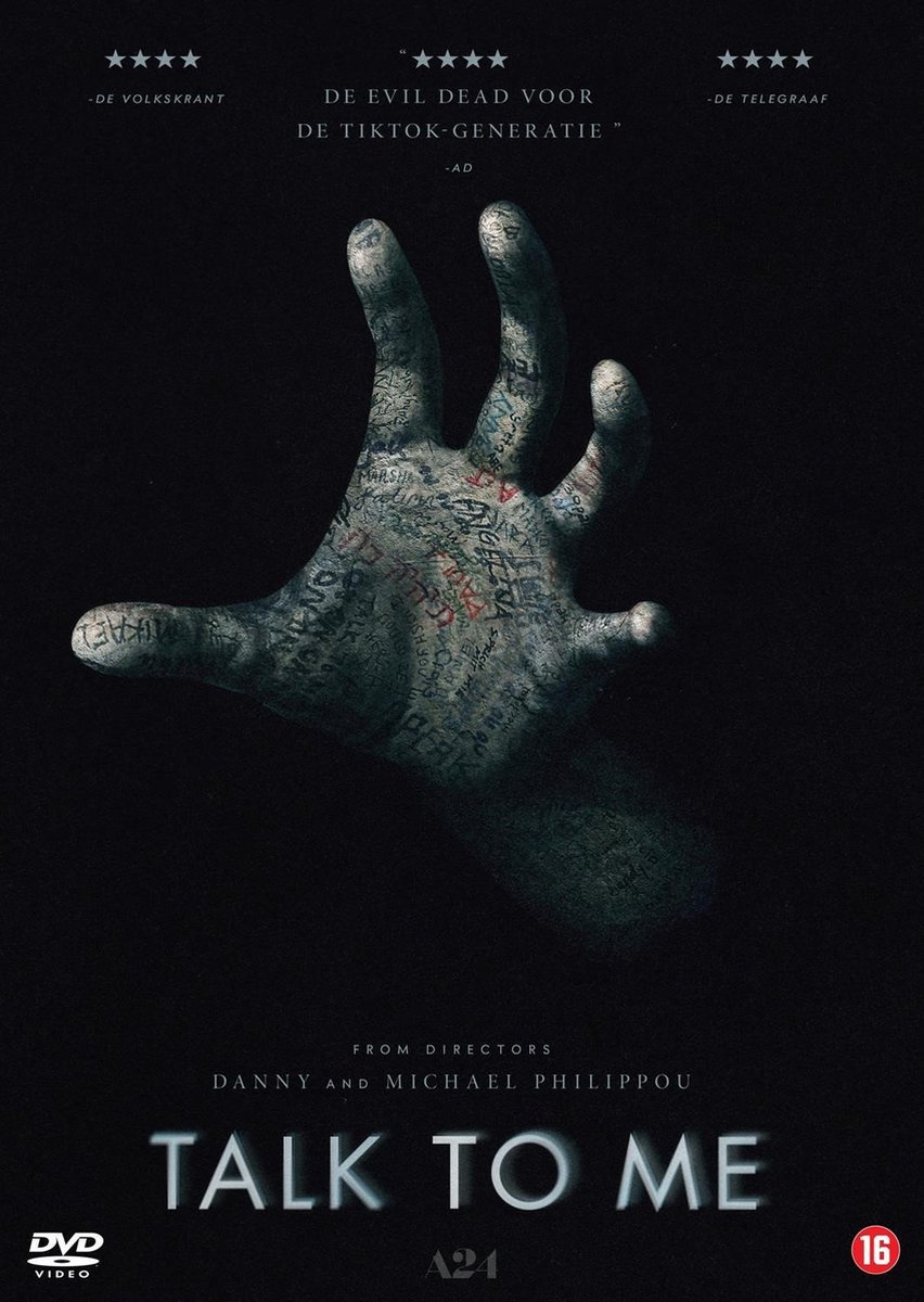 Filmposter van 'Talk to Me' met een hand bedekt met tatoeages.
