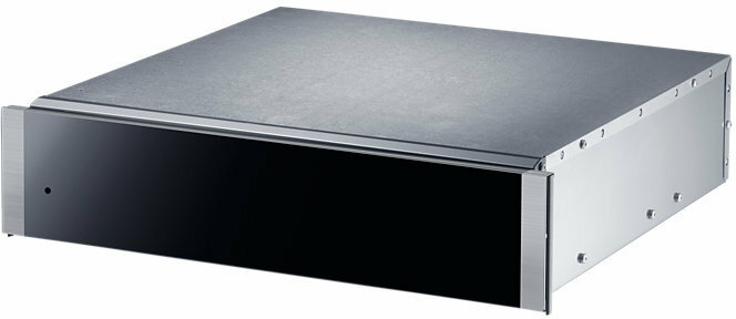 Srebrny i czarny serwer. Serwer jest prostokątny z czarnym przodem i metalowymi bokami. Tło jest białe.