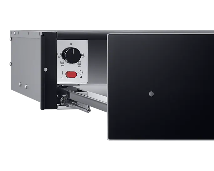 Czarny piekarnik mikrofalowy z panelem sterowania i częściowo otwartymi drzwiami. Drzwi mają szklany panel.