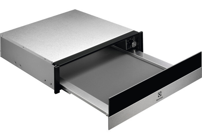 Srebrna szuflada kuchenna Electrolux z czarnym wykończeniem, częściowo otwarta. Jest na białym tle.