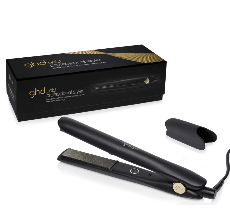 Plancha profesional GHD Gold negra, caja y cubierta resistente al calor sobre blanco.