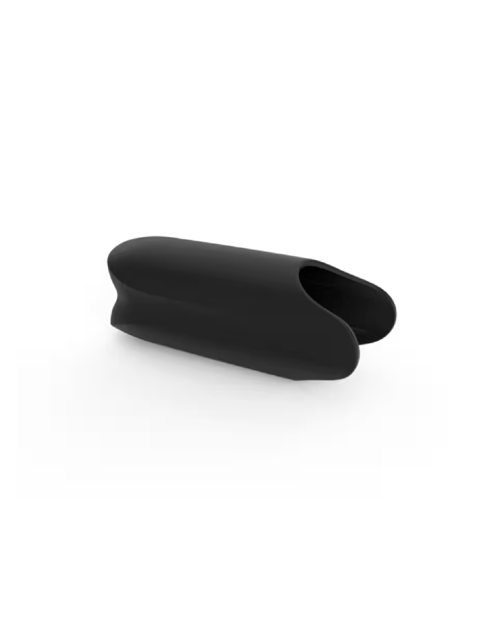 Objeto de goma negra, forma curva, aislado sobre fondo blanco.