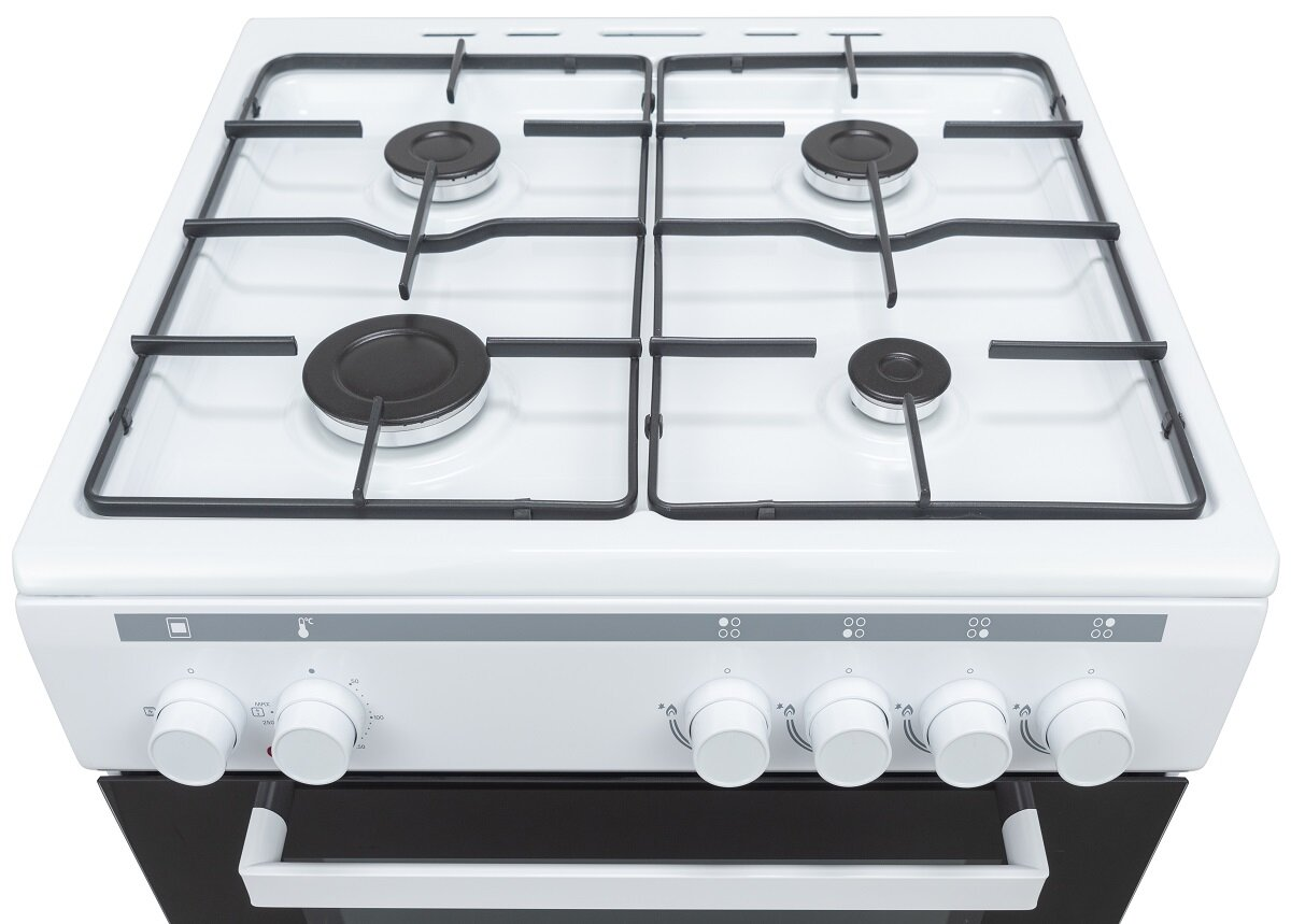 Biała kuchenka gazowa. Cztery palniki na górze, pokrętła z przodu. Drzwi piekarnika na dole.