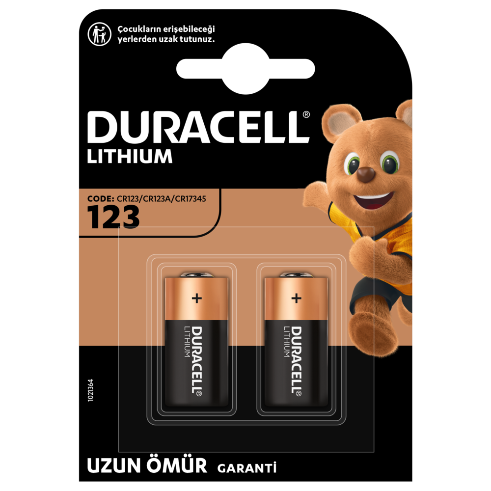 Bir pakette Duracell 123 lityum piller. Sağda oyuncak ayı çizgi filmi var.