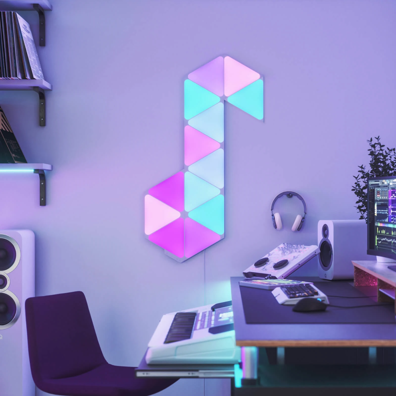 Eine Wand mit einer Noten aus Lichtpaneelen, Schreibtisch mit technischem Setup und Kopfhörern.
