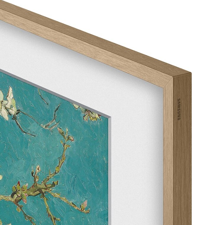 Zbliżenie ramy telewizora Samsung z dziełem sztuki. Rama jest jasnobrązowa, a sztuka kwiatowa.