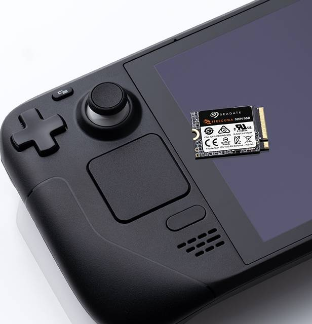 Ein Handheld-Gaming-Gerät mit einer angeschlossenen SD-Karte auf einer weißen Oberfläche.