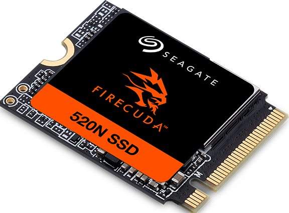 Eine orange und schwarze Seagate FireCuda 520N SSD auf schwarzem Hintergrund.