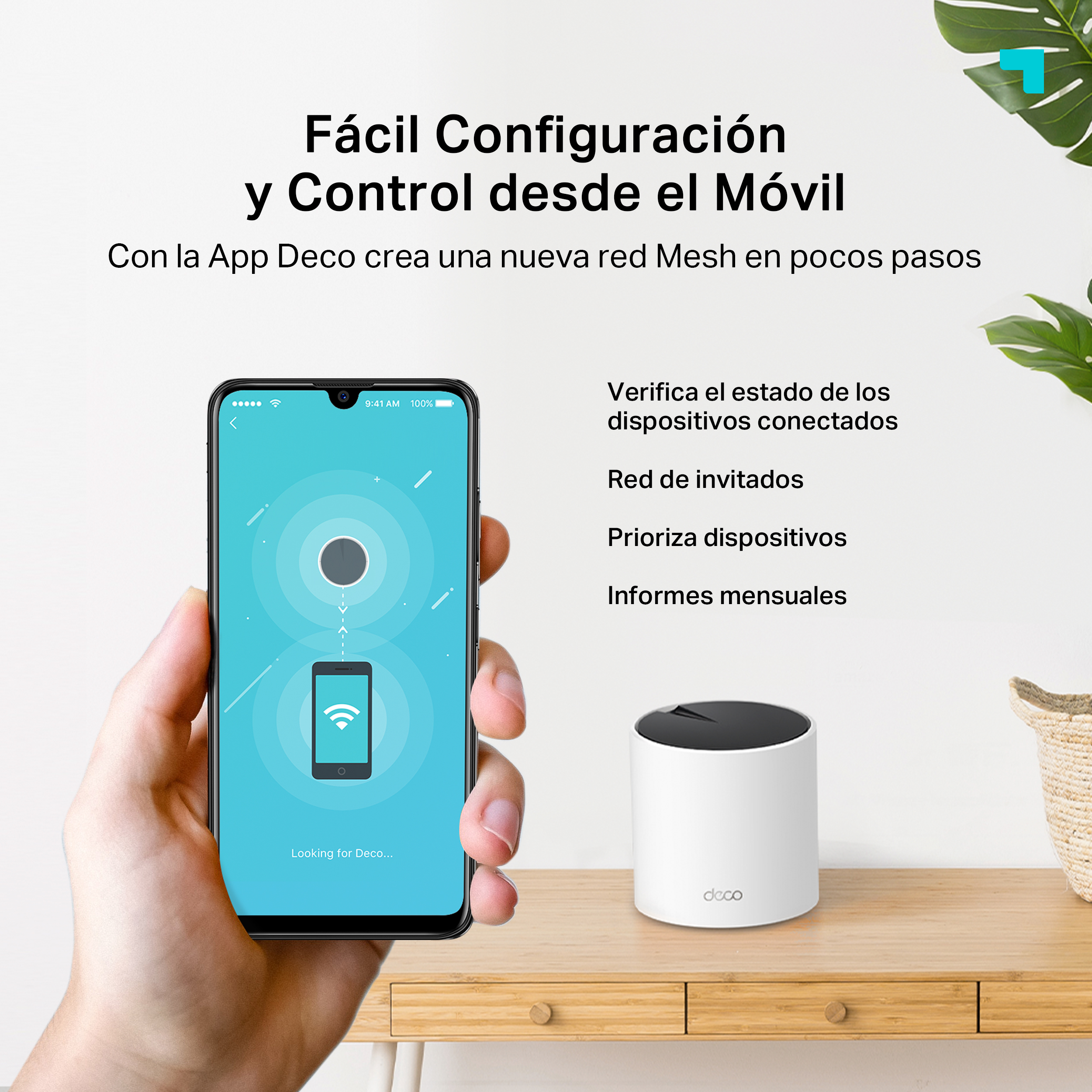 Una persona sosteniendo un teléfono con una aplicación Deco. Hay un enrutador Deco blanco.
