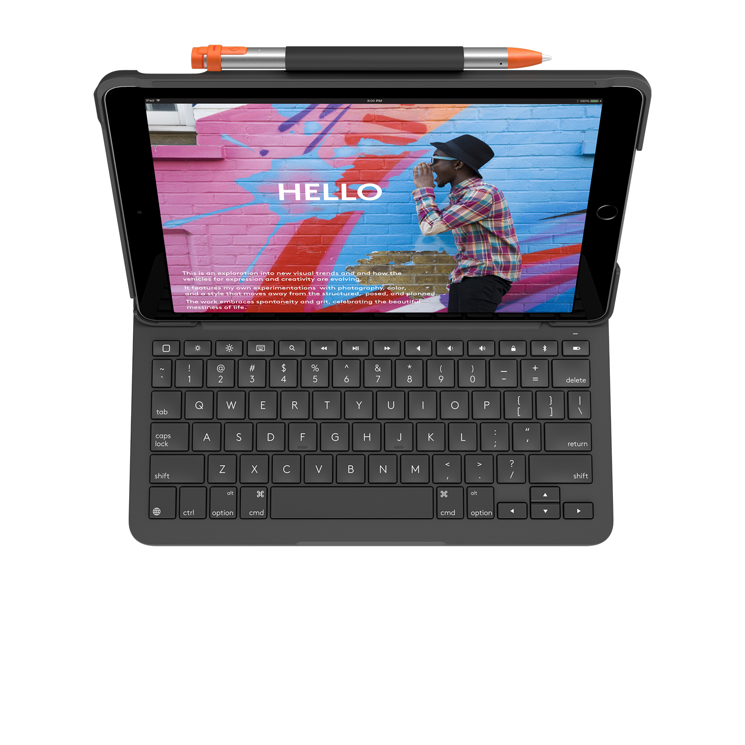 Klavye kılıfı takılı bir iPad açık. Ekran renkli bir resim ve metin gösteriyor.