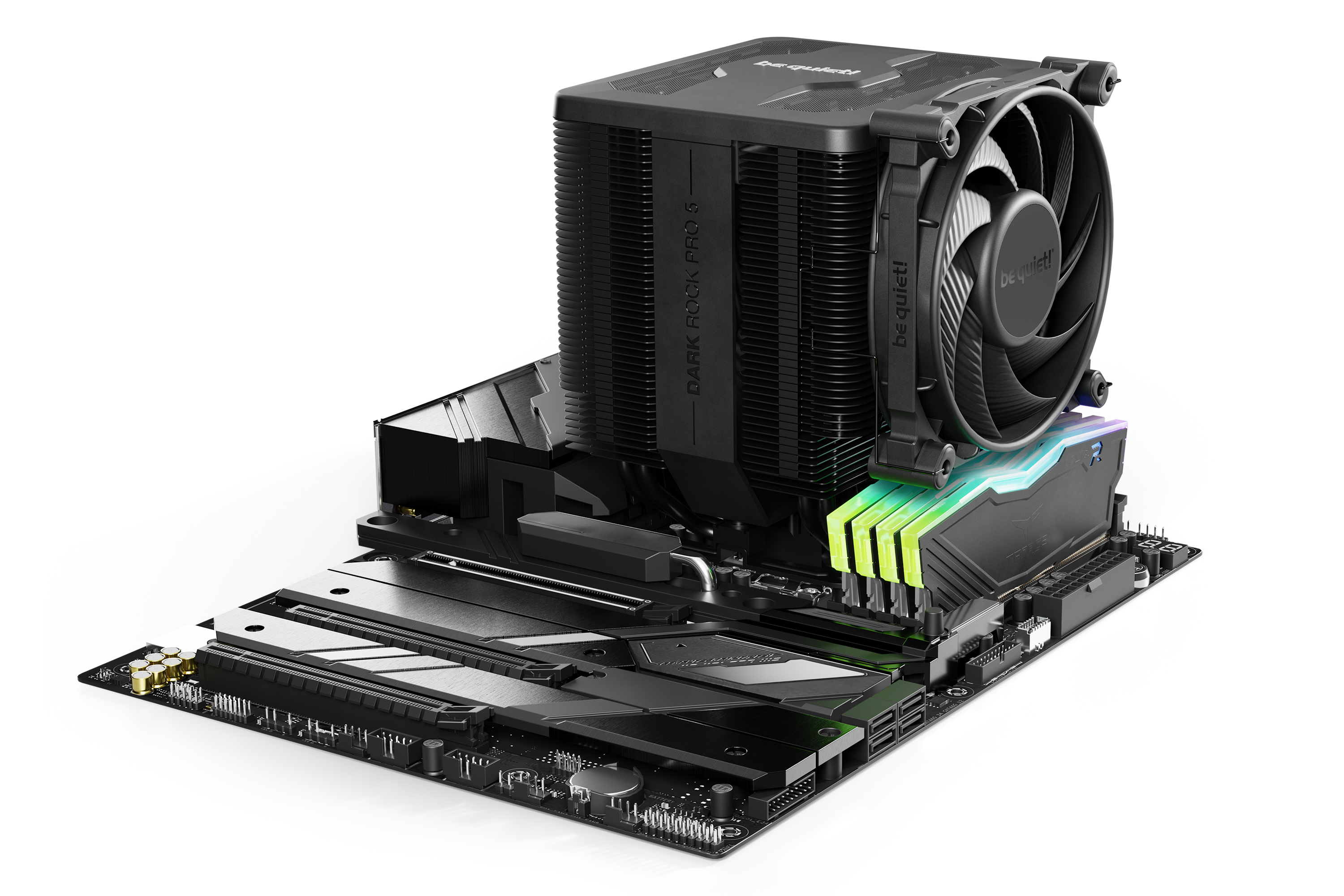 Ein schwarzer CPU-Kühler auf einem Mainboard mit RAM. Der Kühler hat einen Lüfter und Lamellen.
