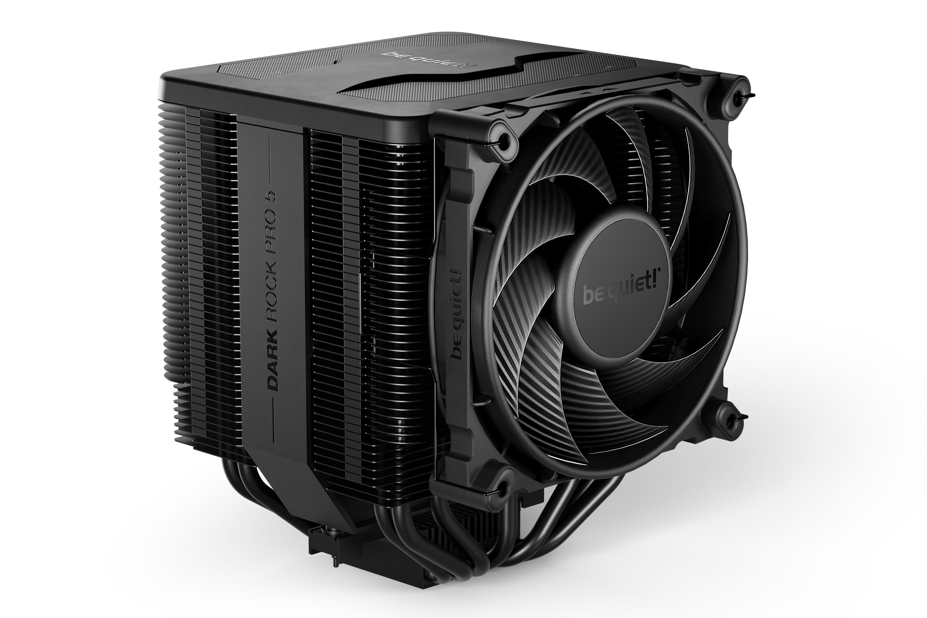 Ein schwarzer Computerkühler auf weißem Hintergrund. Der Kühler hat einen Lüfter.