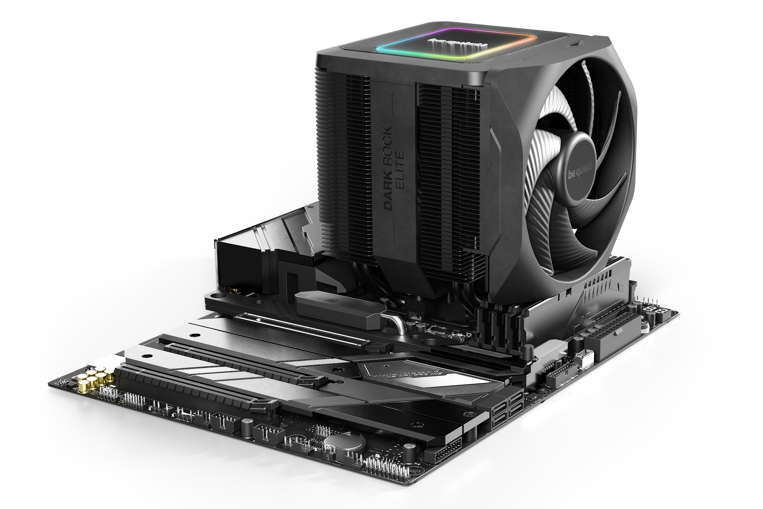 Schwarzer CPU-Kühler auf einem Motherboard. Kühler hat einen Lüfter und einen Kühlkörper. Weißer Hintergrund.