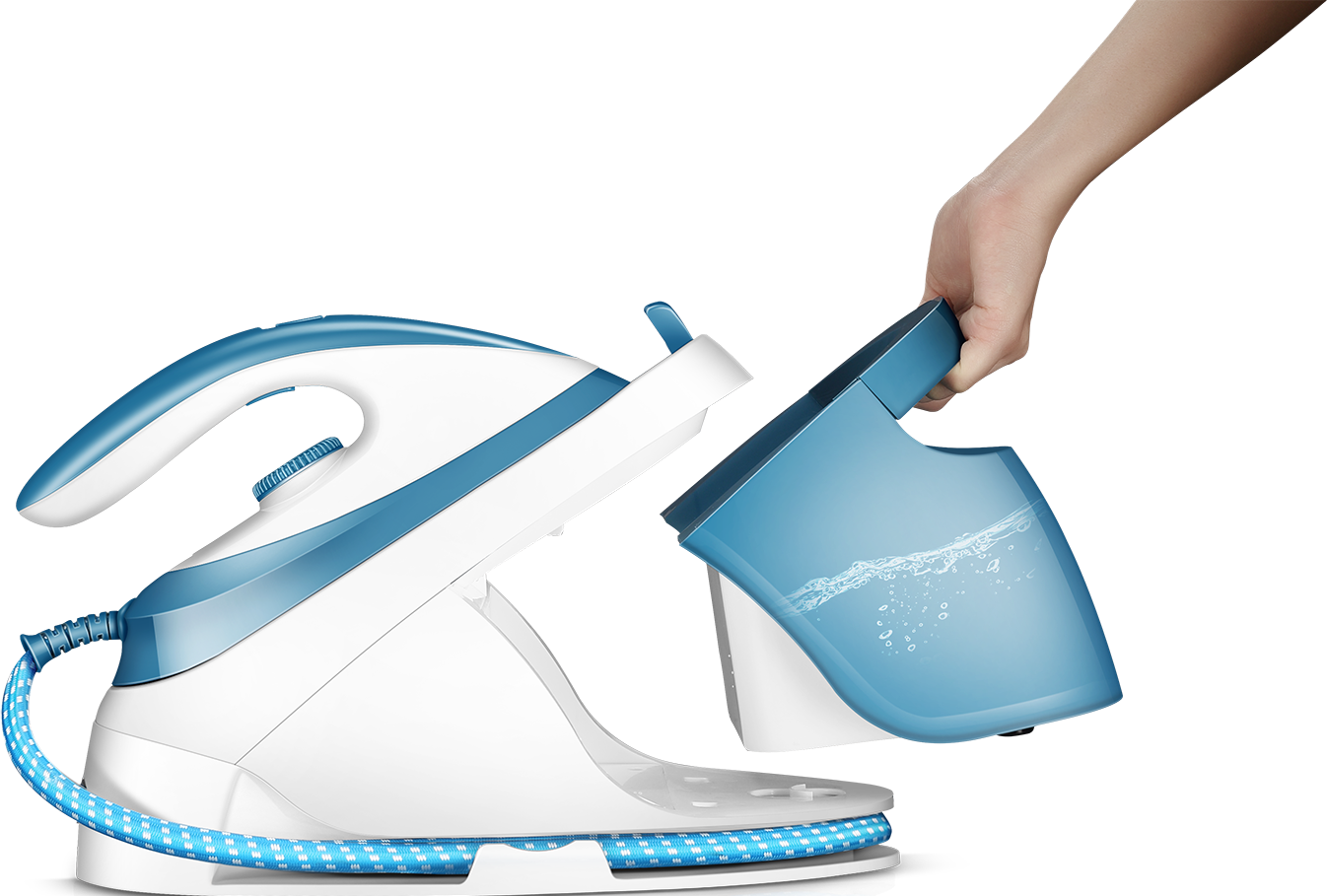 Eine Hand gießt Wasser in ein blaues Dampfbügeleisen. Das Bügeleisen ist weiß und blau, mit schwarzem Hintergrund.