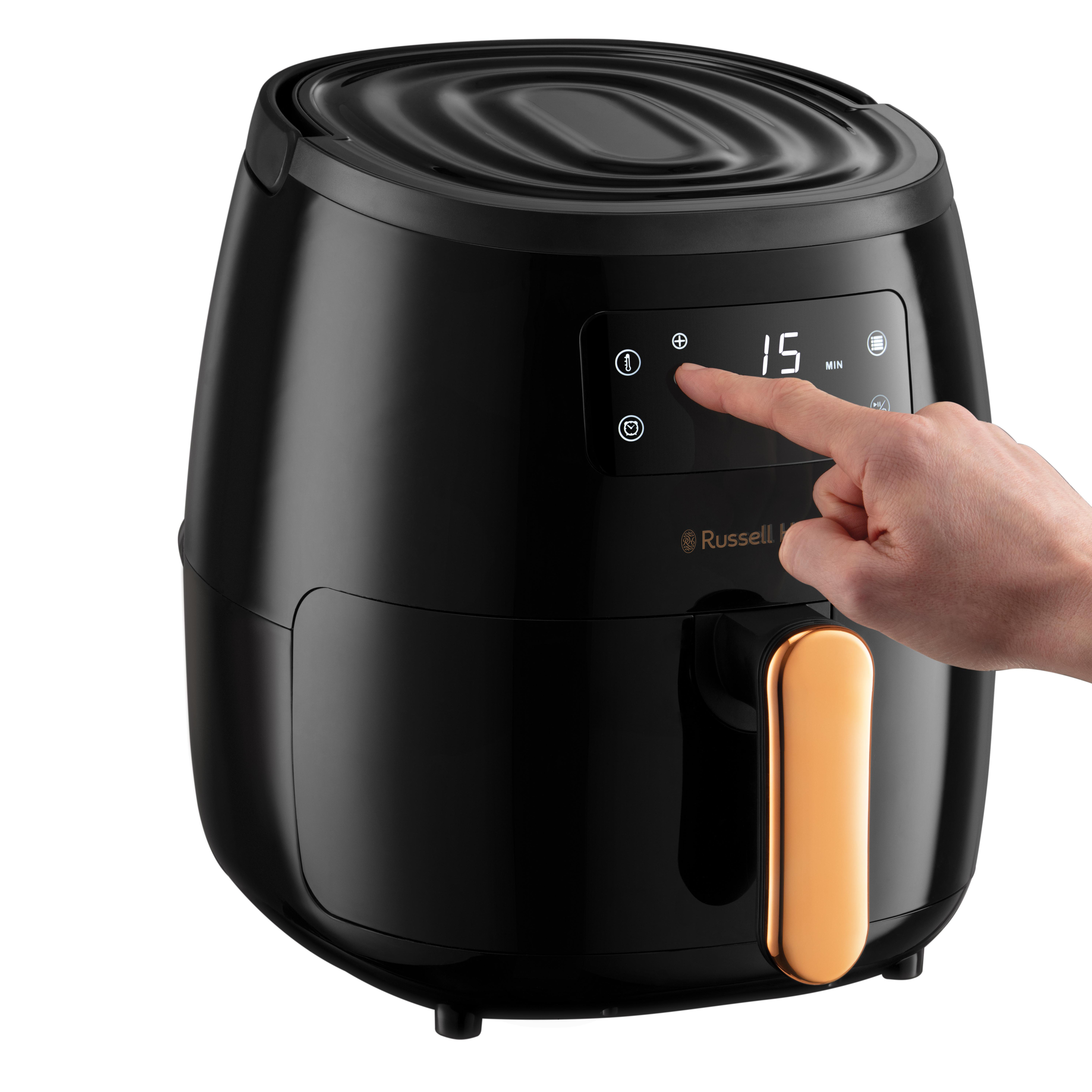 Eine Hand berührt das Display einer schwarzen Heißluftfritteuse. Das Display zeigt 15 Minuten und Russell Hobbs.