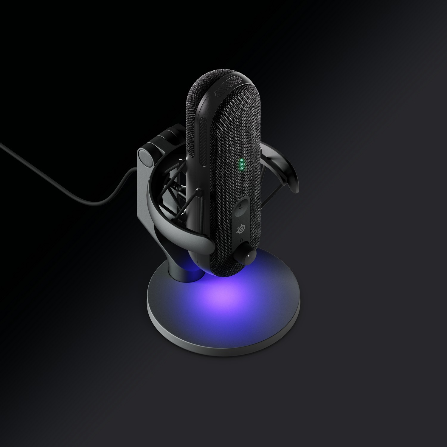 Zwarte microfoon op een standaard met een paarse lichtgevende basis. Zwarte achtergrond.