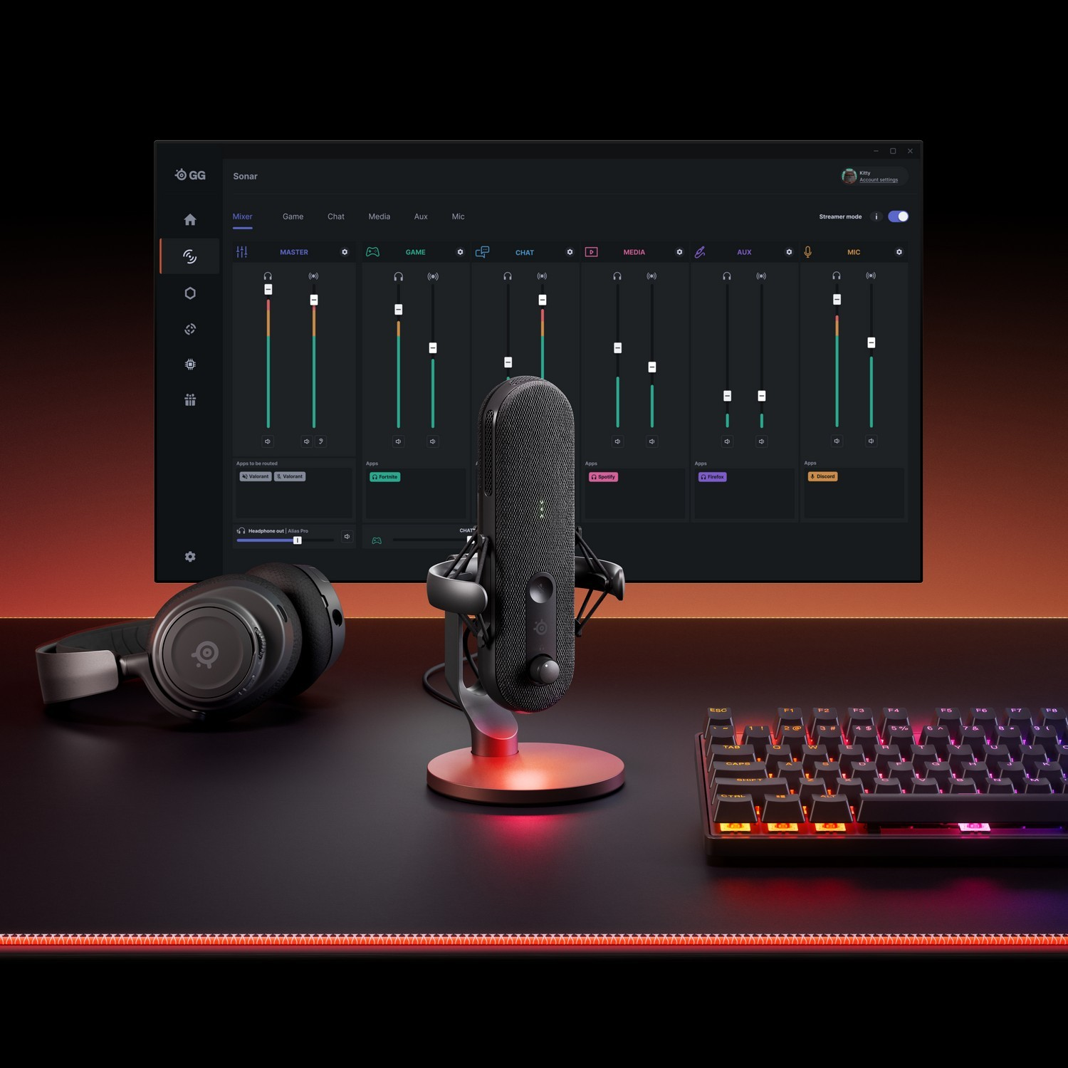 Gaming-opstelling: microfoon, koptelefoon, toetsenbord en monitor met Sonar-software.