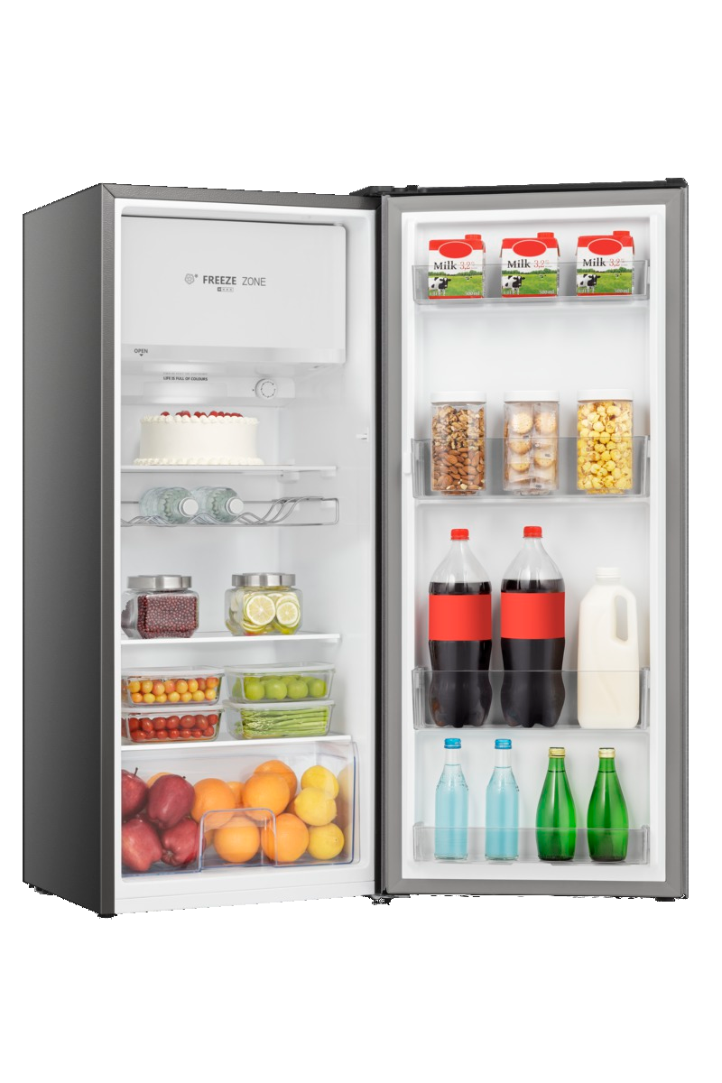 Geöffneter Kühlschrank mit Lebensmitteln, einschließlich Obst, Getränke, Snacks und Kuchen.