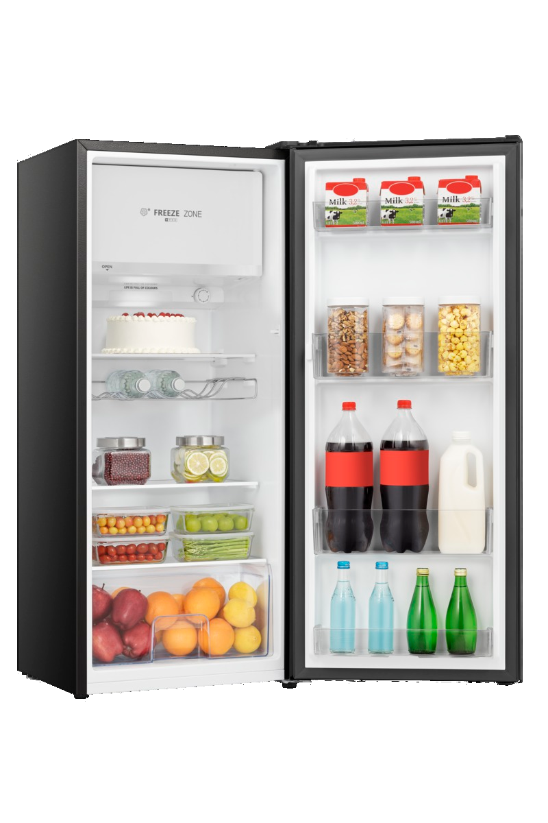 Schwarzer Kühlschrank mit offener Tür. Im Inneren befinden sich Lebensmittel, darunter Getränke, Obst und Snacks.