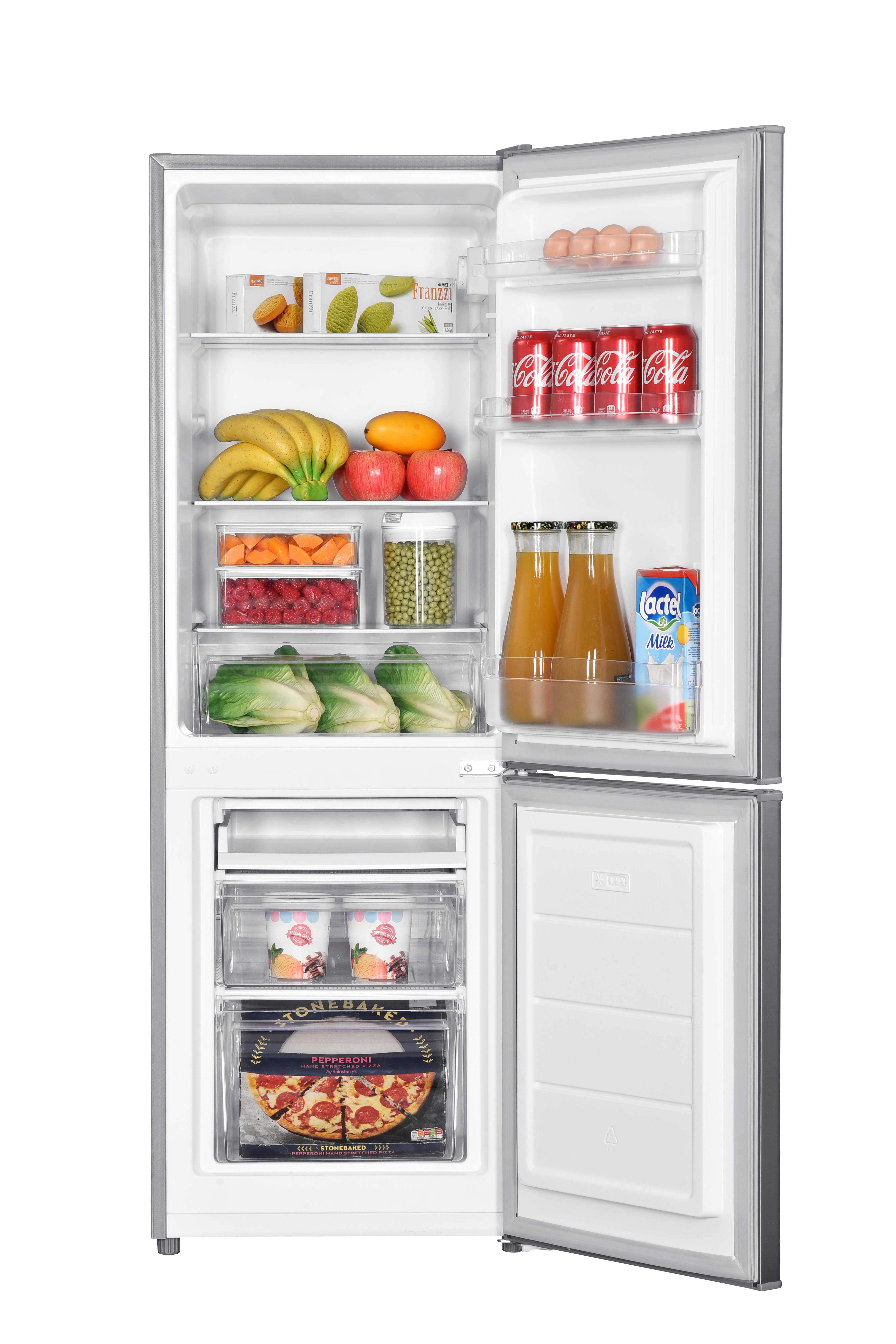 Offener Kühlschrank mit Lebensmitteln. Obst, Gemüse, Getränke und Tiefkühlkost sind innen. Die Tür ist offen.